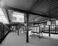 76392 Gezicht op het 3e perron van het Centraal Station van de N.S. te Utrecht.